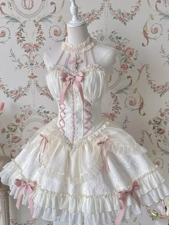 Robe Lolita rose à bretelles sans manches à volants et lacets avec coiffe assortie.