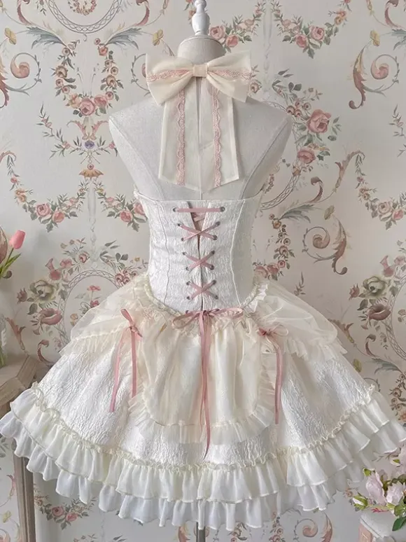 Robe Lolita rose à bretelles sans manches à volants et lacets avec coiffe assortie.