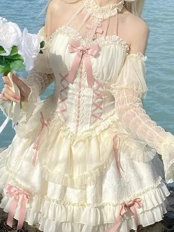Robe Lolita rose à bretelles sans manches à volants et lacets avec coiffe assortie.