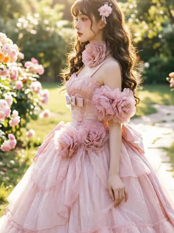 Robe Lolita rose féerique à bretelles spaghetti fleuries longueur thé idéale pour un tea party.