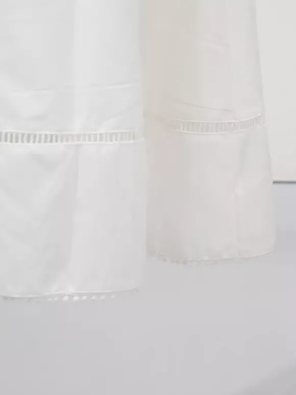 Robe longue blanche cintrée et élégante avec détails en dentelle parfaite pour les événements formels.