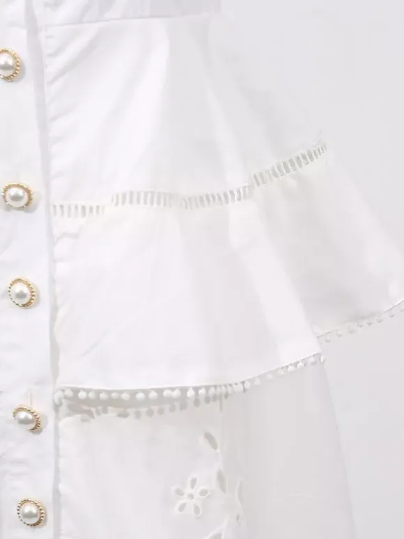 Robe longue blanche cintrée et élégante avec détails en dentelle parfaite pour les événements formels.