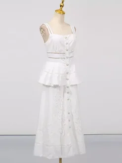 Robe longue blanche cintrée et élégante avec détails en dentelle parfaite pour les événements formels.