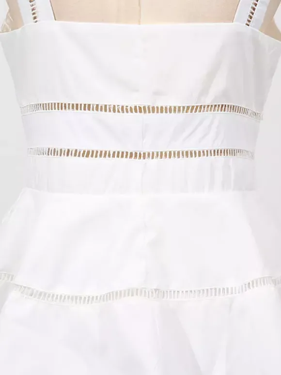 Robe longue blanche cintrée et élégante avec détails en dentelle parfaite pour les événements formels.