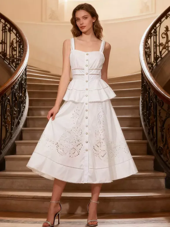 Robe longue blanche cintrée et élégante avec détails en dentelle parfaite pour les événements formels.