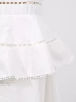 Robe longue blanche cintrée et élégante avec détails en dentelle parfaite pour les événements formels.