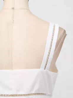 Robe longue blanche cintrée et élégante avec détails en dentelle parfaite pour les événements formels.