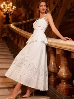 Robe longue blanche cintrée et élégante avec détails en dentelle parfaite pour les événements formels.