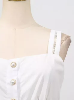 Robe longue blanche cintrée et élégante avec détails en dentelle parfaite pour les événements formels.