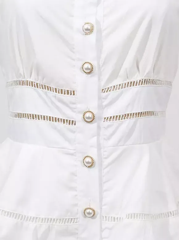 Robe longue blanche cintrée et élégante avec détails en dentelle parfaite pour les événements formels.