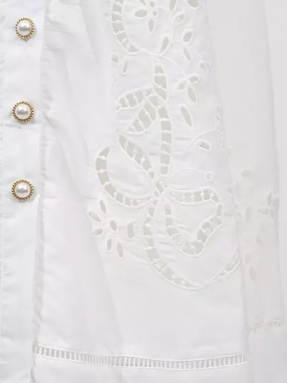 Robe longue blanche cintrée et élégante avec détails en dentelle parfaite pour les événements formels.