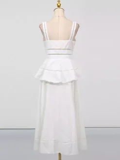Robe longue blanche cintrée et élégante avec détails en dentelle parfaite pour les événements formels.