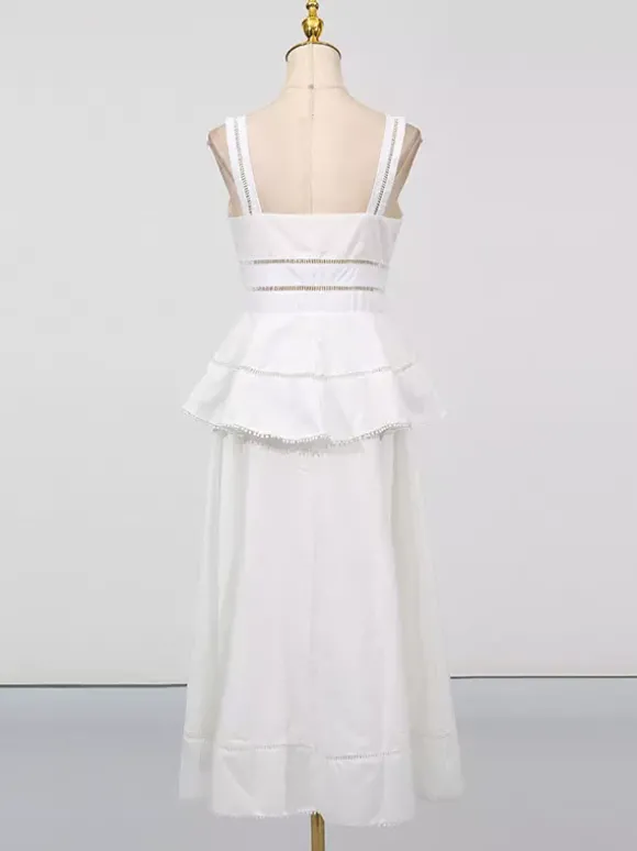 Robe longue blanche cintrée et élégante avec détails en dentelle parfaite pour les événements formels.