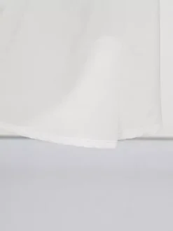 Robe longue blanche cintrée et élégante avec détails en dentelle parfaite pour les événements formels.