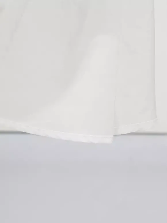 Robe longue blanche cintrée et élégante avec détails en dentelle parfaite pour les événements formels.