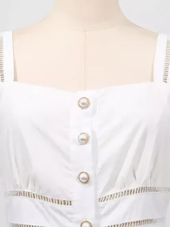 Robe longue blanche cintrée et élégante avec détails en dentelle parfaite pour les événements formels.