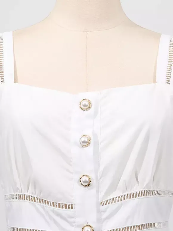 Robe longue blanche cintrée et élégante avec détails en dentelle parfaite pour les événements formels.