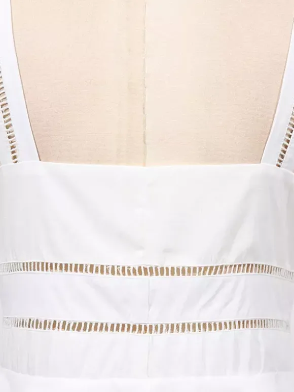 Robe longue blanche cintrée et élégante avec détails en dentelle parfaite pour les événements formels.