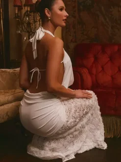Robe longue blanche à col licou avec jupe fleurie 3D 2026