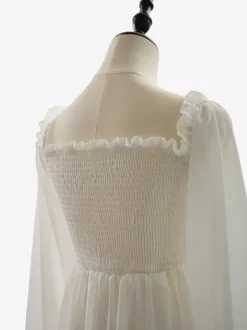 Robe longue blanche pour femme manches longues col carré taille haute style académique.