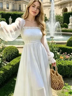 Robe longue blanche pour femme manches longues col carré taille haute style académique.
