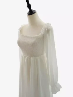Robe longue blanche pour femme manches longues col carré taille haute style académique.