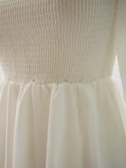 Robe longue blanche pour femme manches longues col carré taille haute style académique.