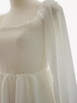 Robe longue blanche pour femme manches longues col carré taille haute style académique.