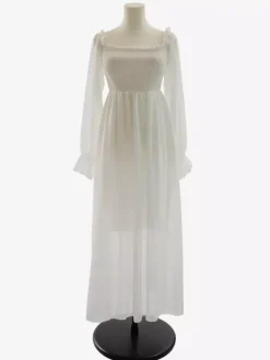 Robe longue blanche pour femme manches longues col carré taille haute style académique.