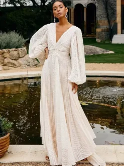 Robe longue bohème dos nu pour femme - Robe plissée trapèze à col V profond et manches lanternes couleur blanc nuage - Mariage printanier à la plage 2026