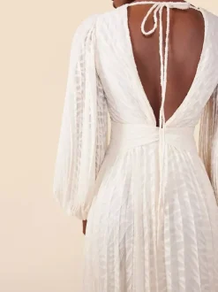 Robe longue bohème dos nu pour femme - Robe plissée trapèze à col V profond et manches lanternes couleur blanc nuage - Mariage printanier à la plage 2026