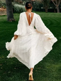 Robe longue bohème dos nu pour femme - Robe plissée trapèze à col V profond et manches lanternes couleur blanc nuage - Mariage printanier à la plage 2026