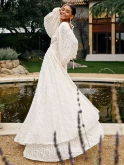 Robe longue bohème dos nu pour femme - Robe plissée trapèze à col V profond et manches lanternes couleur blanc nuage - Mariage printanier à la plage 2026