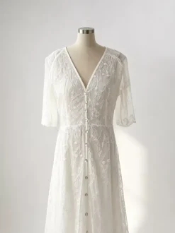 Robe longue bohème en dentelle blanche pour femme - Robe courte à manches courtes et boutons brodés - Tenue d'été idéale pour la plage les mariages et les fêtes (collection 2026)