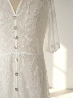 Robe longue bohème en dentelle blanche pour femme - Robe courte à manches courtes et boutons brodés - Tenue d'été idéale pour la plage les mariages et les fêtes (collection 2026)