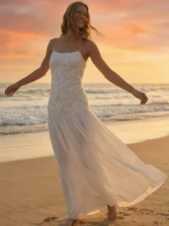 Robe longue à bretelles spaghetti fluides corsage à rosettes style bohème - Collection été 2026
