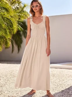 Robe longue crème à col V et bretelles volantées pour femme style estival élégant