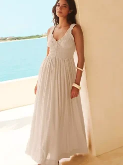Robe longue crème à col V et bretelles volantées pour femme style estival élégant