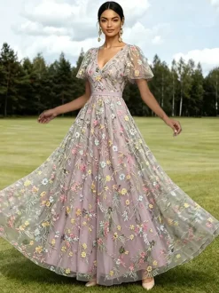 Robe longue de soirée lilas poudré en tulle brodé de fleurs col V manches courtes papillon coupe trapèze robe d'invitée de mariage