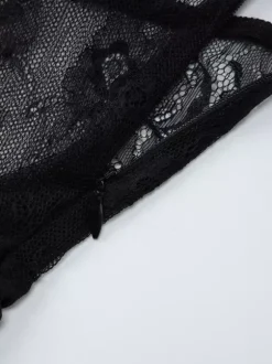 Robe longue de soirée noire à col V en dentelle sans manches élégante et semi-formelle idéale pour l'été.