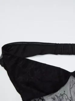 Robe longue de soirée noire à col V en dentelle sans manches élégante et semi-formelle idéale pour l'été.