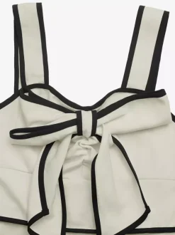 Robe longue dos nu plissée à n艙uds sans manches épaules dénudées couleur écru et blanc doux idéale pour une soirée romantique.