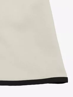 Robe longue dos nu plissée à n艙uds sans manches épaules dénudées couleur écru et blanc doux idéale pour une soirée romantique.