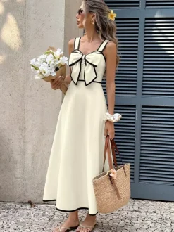 Robe longue dos nu plissée à n艙uds sans manches épaules dénudées couleur écru et blanc doux idéale pour une soirée romantique.