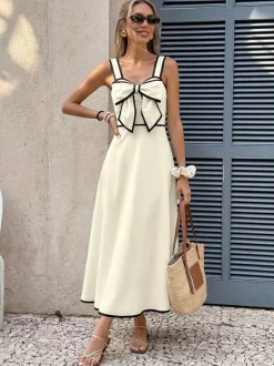 Robe longue dos nu plissée à n艙uds sans manches épaules dénudées couleur écru et blanc doux idéale pour une soirée romantique.