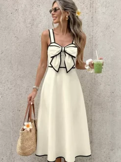Robe longue dos nu plissée à n艙uds sans manches épaules dénudées couleur écru et blanc doux idéale pour une soirée romantique.