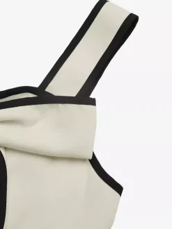 Robe longue dos nu plissée à n艙uds sans manches épaules dénudées couleur écru et blanc doux idéale pour une soirée romantique.