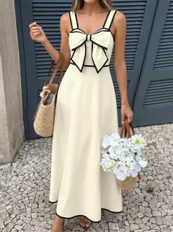 Robe longue dos nu plissée à n艙uds sans manches épaules dénudées couleur écru et blanc doux idéale pour une soirée romantique.