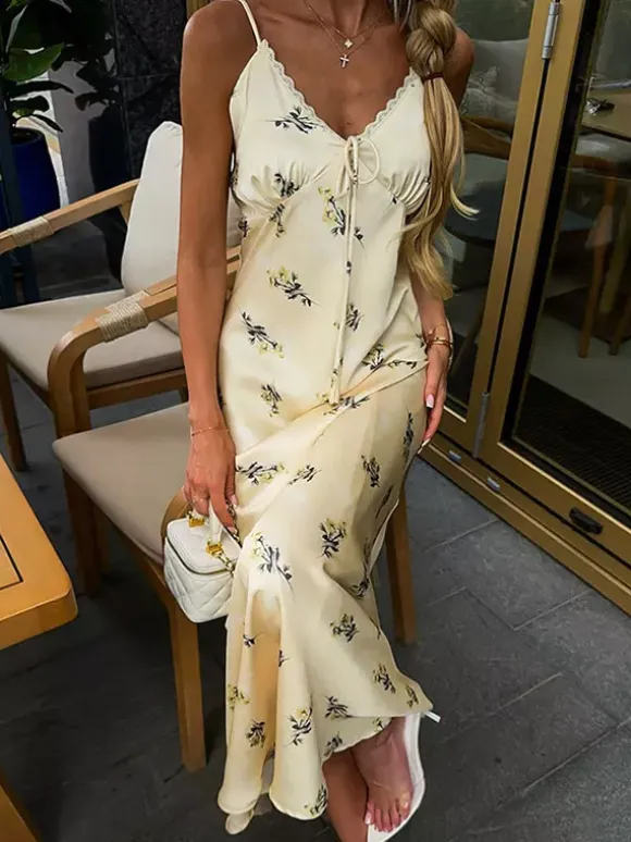 Robe longue d'été chic abricot sans manches dos nu bretelles et décolleté.