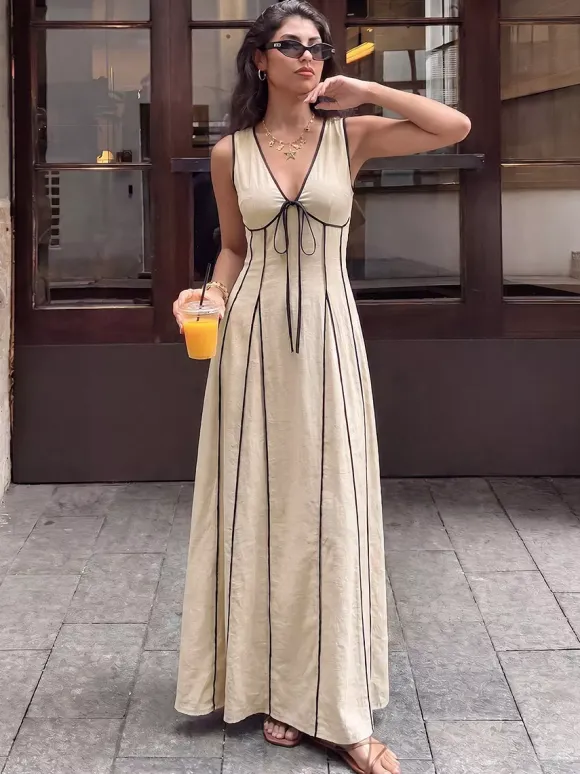 Robe longue d'été fluide à col en V sans manches bicolore chic à lacets idéale pour les vacances.